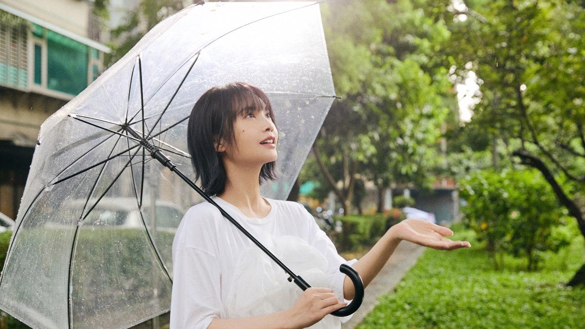 出走都市喧囂！楊丞琳「自我治癒」旅程曝光　遇下雨天喊：好幸運