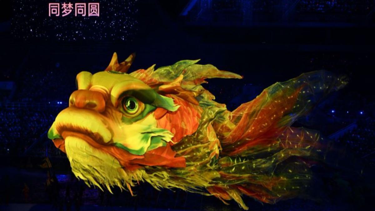 「會飛的龍頭魚身」驚艷全場！巨型鰲魚燈龍「如何懸浮」震撼揭密