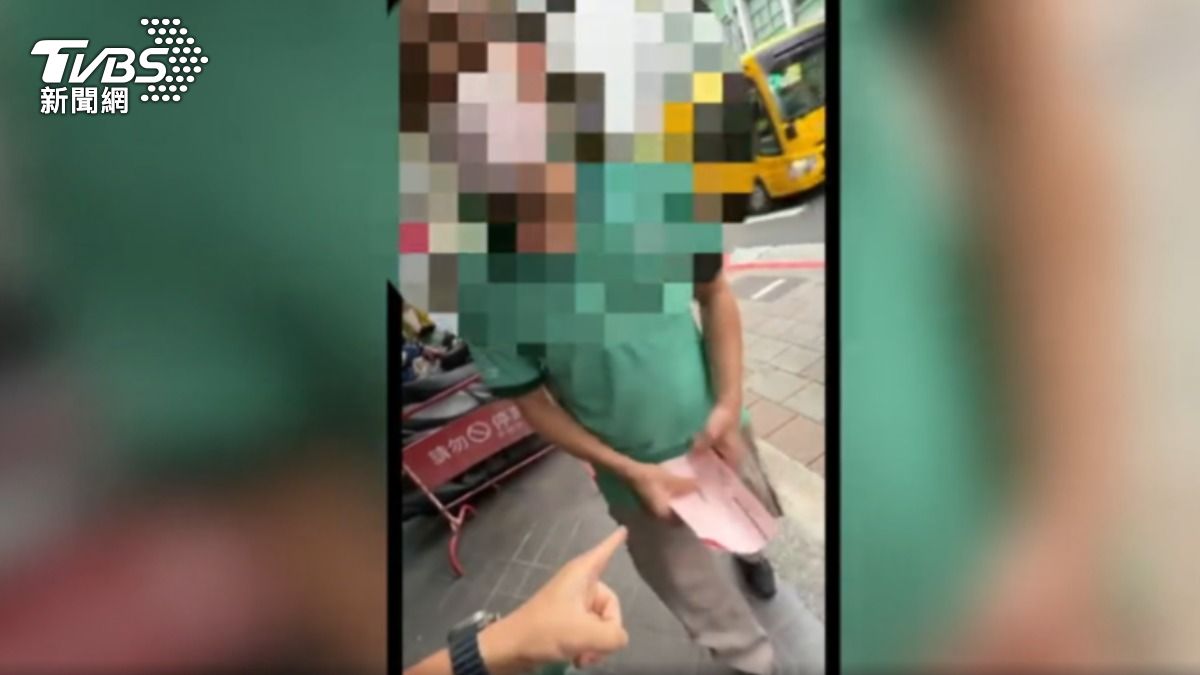 獨／當街巴頭！貨車擋人行道　檢舉控司機揮拳