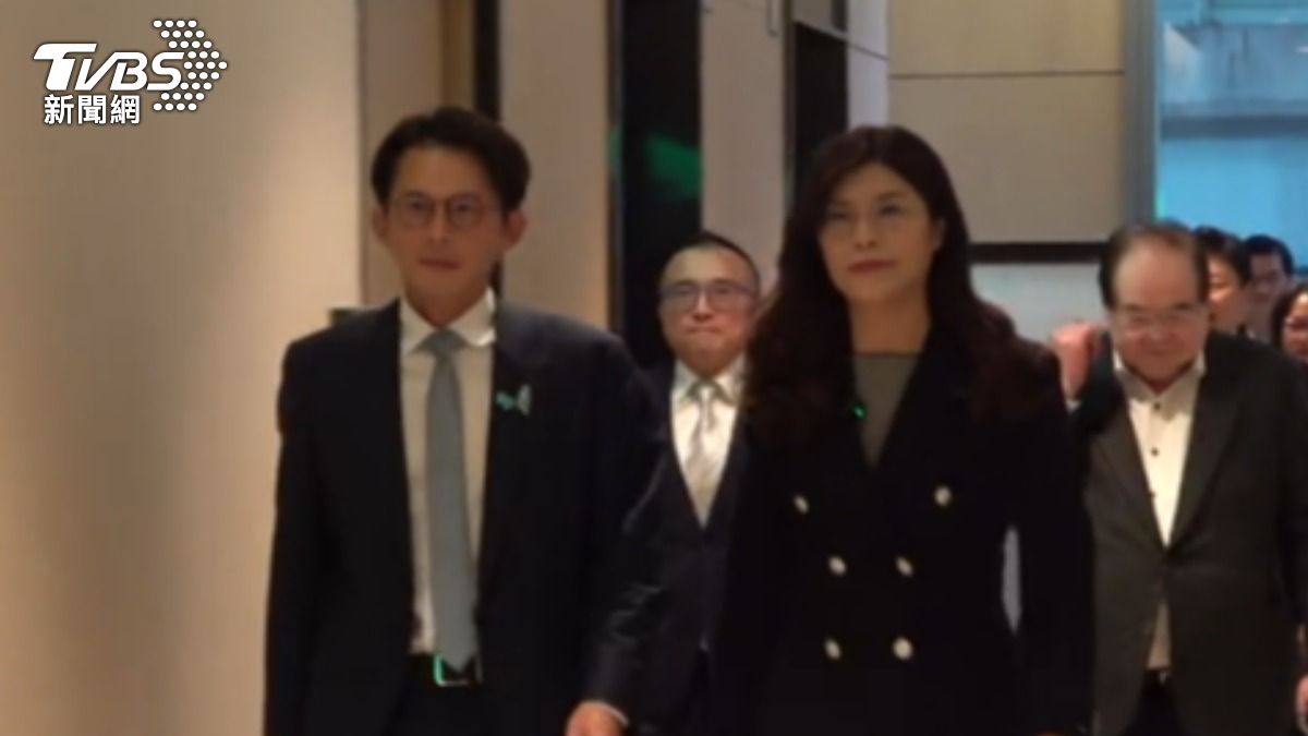 藍白會談! 鄭麗文穿平底鞋 黃國昌別KP徽章