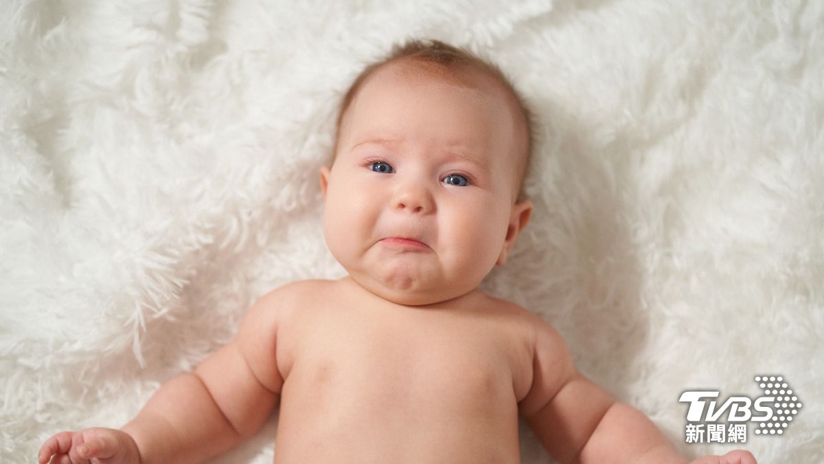 泰5個月嬰卡床縫窒息死　母上班看監控通知來不及、一旁父親睡死