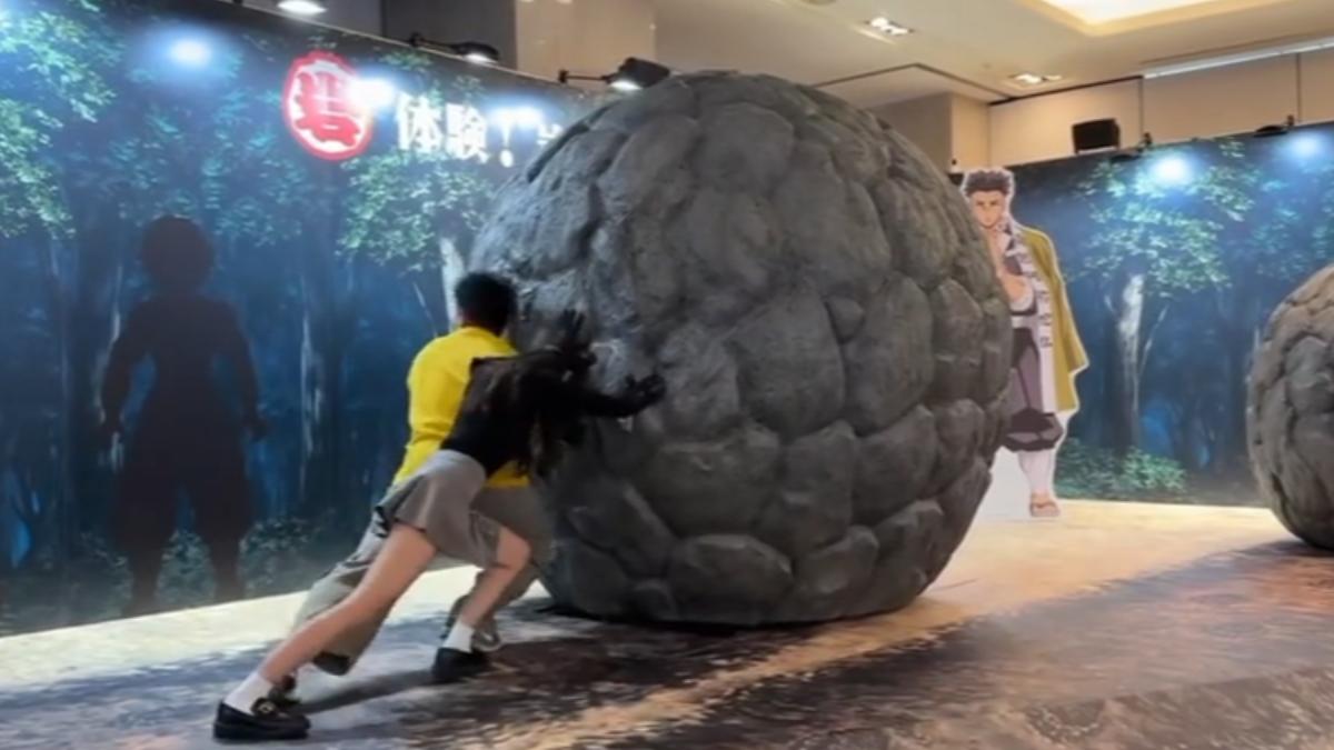 想當岩柱？　「推200公斤巨石」挑戰　女：腰痠2天