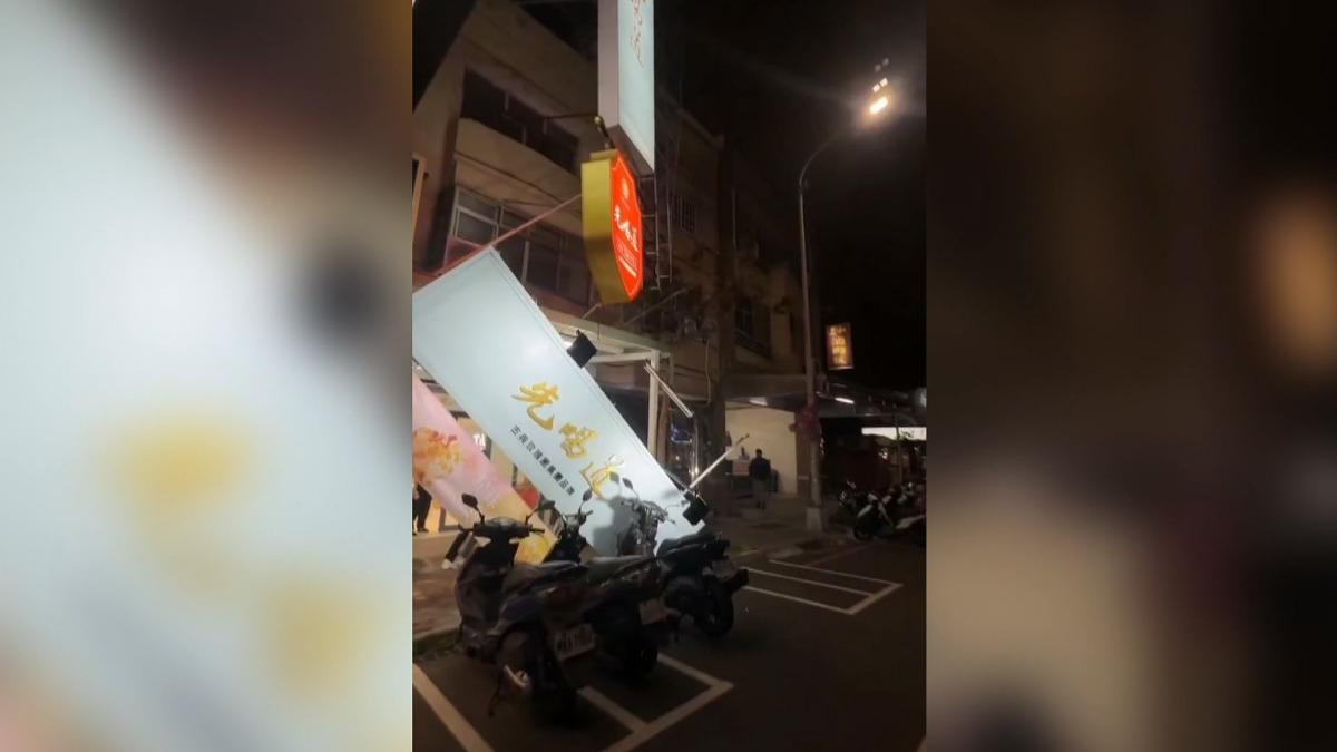 強風侵襲！台中梧棲手搖飲店招牌墜落　外送員逃過一劫