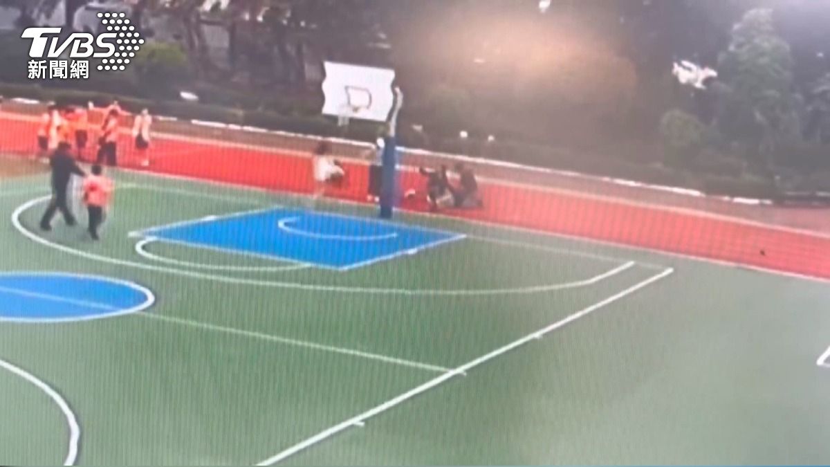 搶救關鍵20分鐘！男師天冷跑完步「直挺挺倒下」　全校救一人