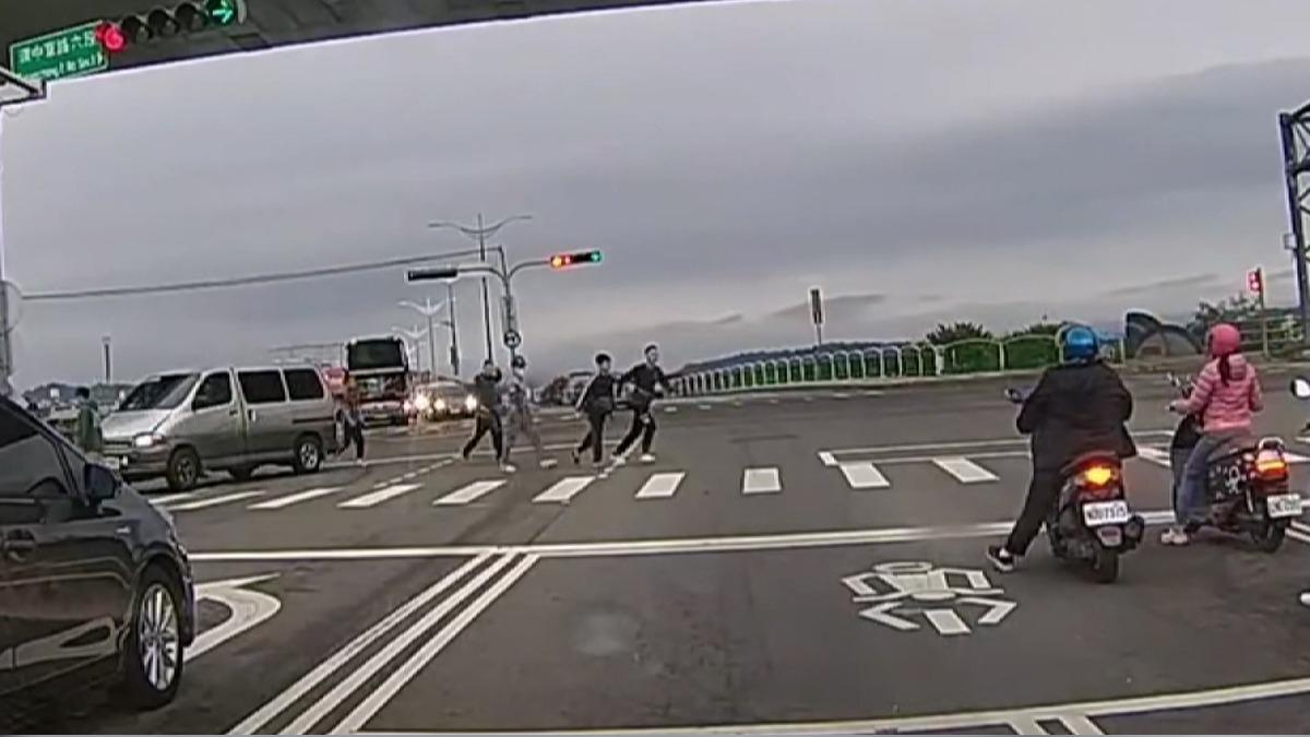 台中大里兩車禍「6男神祕消失」！68歲老翁騎單車慘撞機車臉趴地