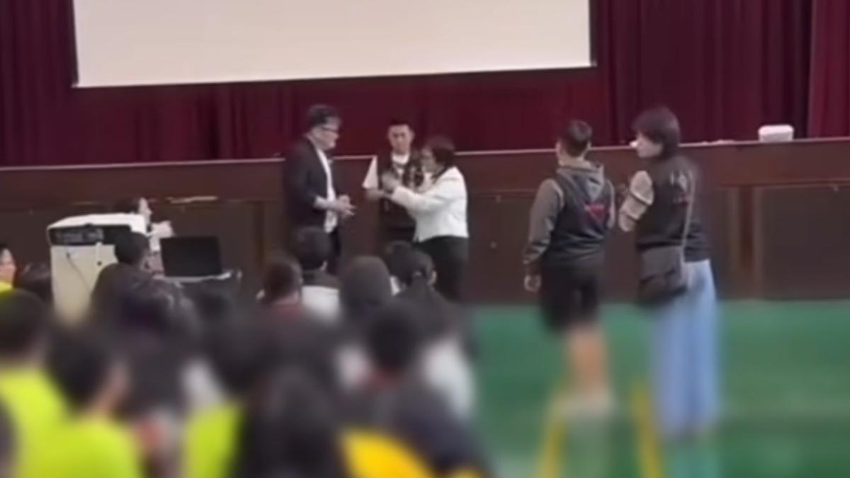 校長（白衣）對賓賓哥團隊開直播表示不滿。（圖／翻攝自抖音）