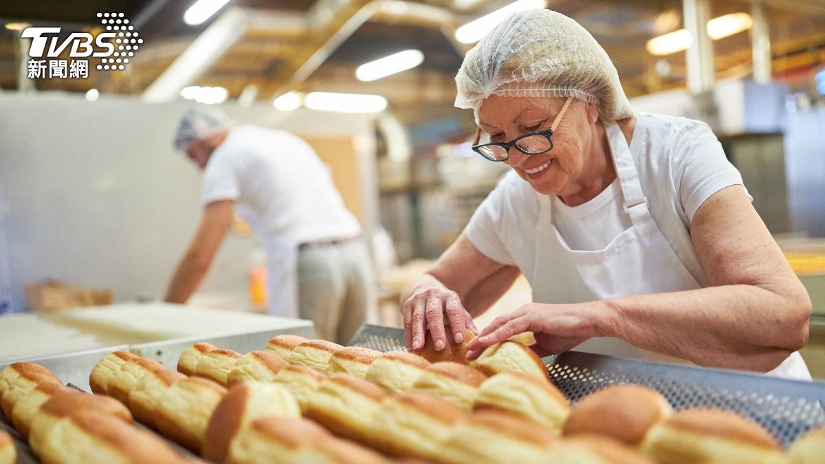 天天滑手機找工作!93歲嬤一身病不敢退休 悲嘆:錢不夠活到死