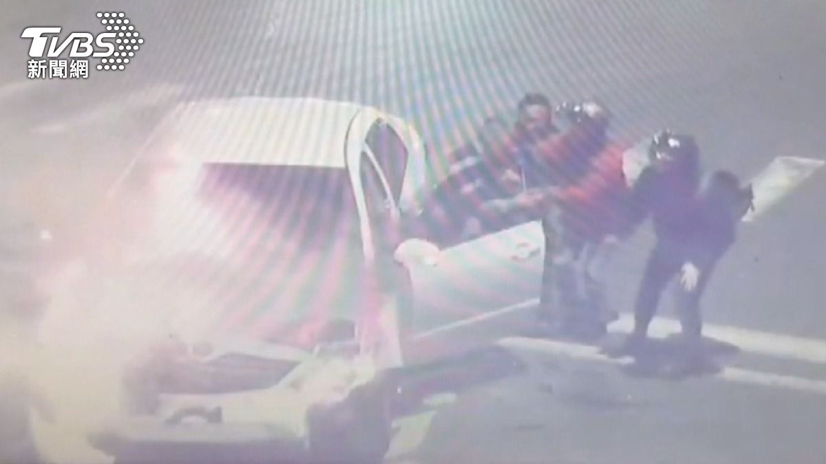 追尾公車再逆撞騎士!車輛燒成火球 熱心男急破窗救人