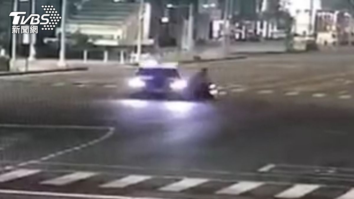 高雄男子凌晨「撞警車」後落跑 「逆向蛇行」遭逮送辦