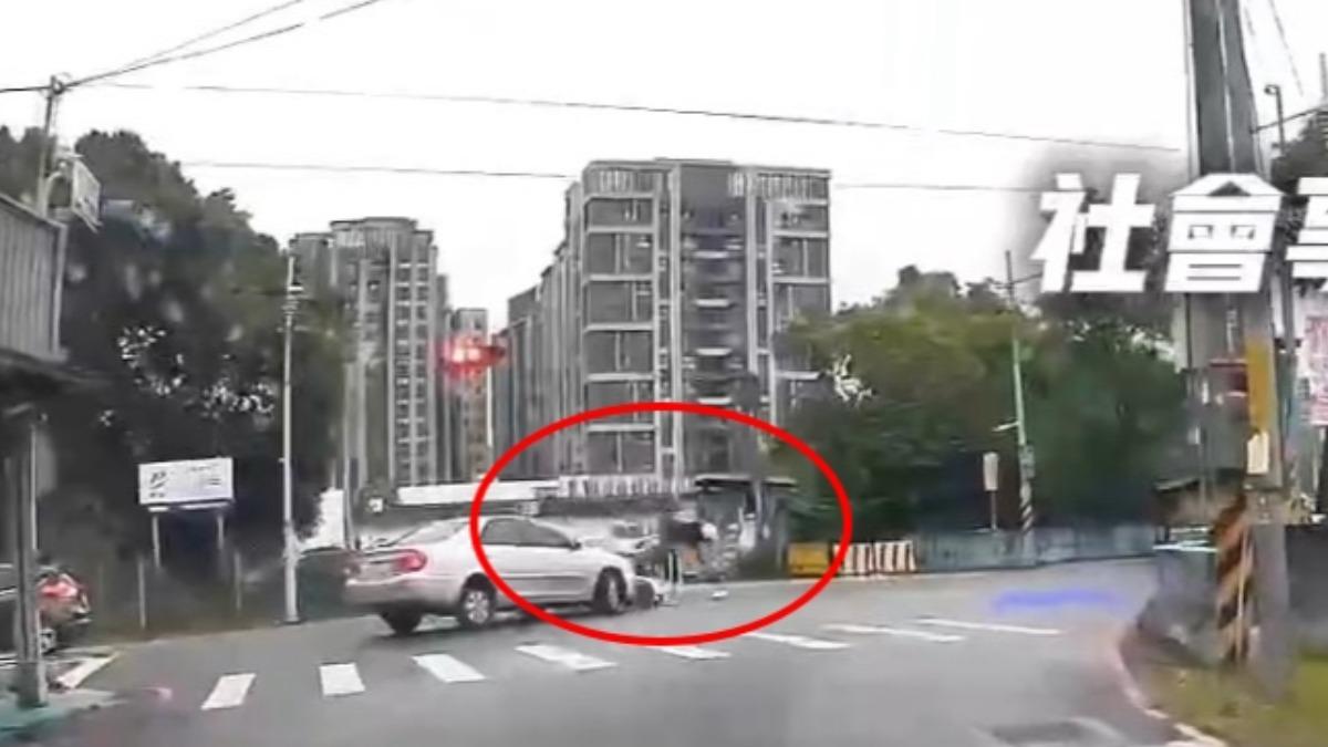 有片／值勤完返回派出所！土城警路口遭迴轉車撞飛　目擊騎士全嚇傻