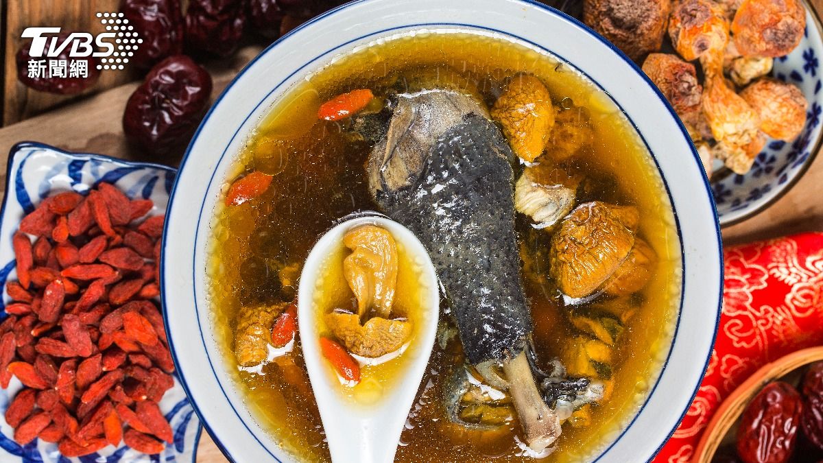 冬季進補必看!中醫推「紅棗茶+烏骨雞湯」:兩類人最適合喝