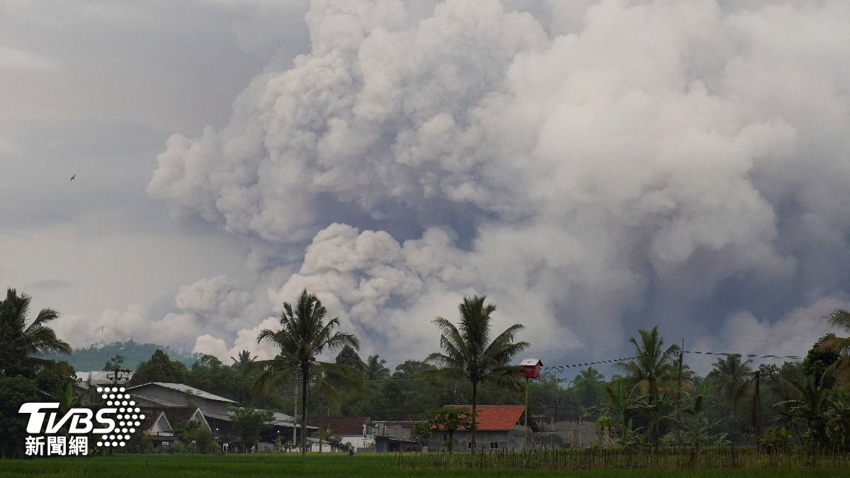 印尼火山一天10度爆發 登山客6.4公里外露營緊急撤離