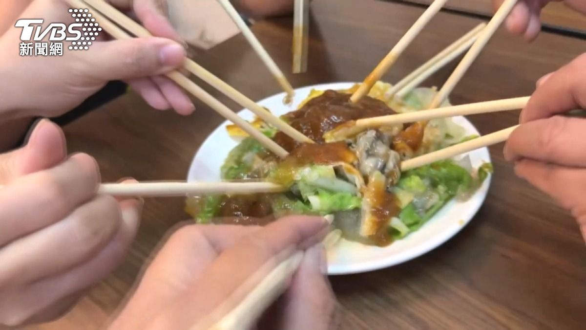 鹿港蚵仔煎實施「低消」引熱議!7人共享1份餐、還有人趴桌睡 店家難負荷