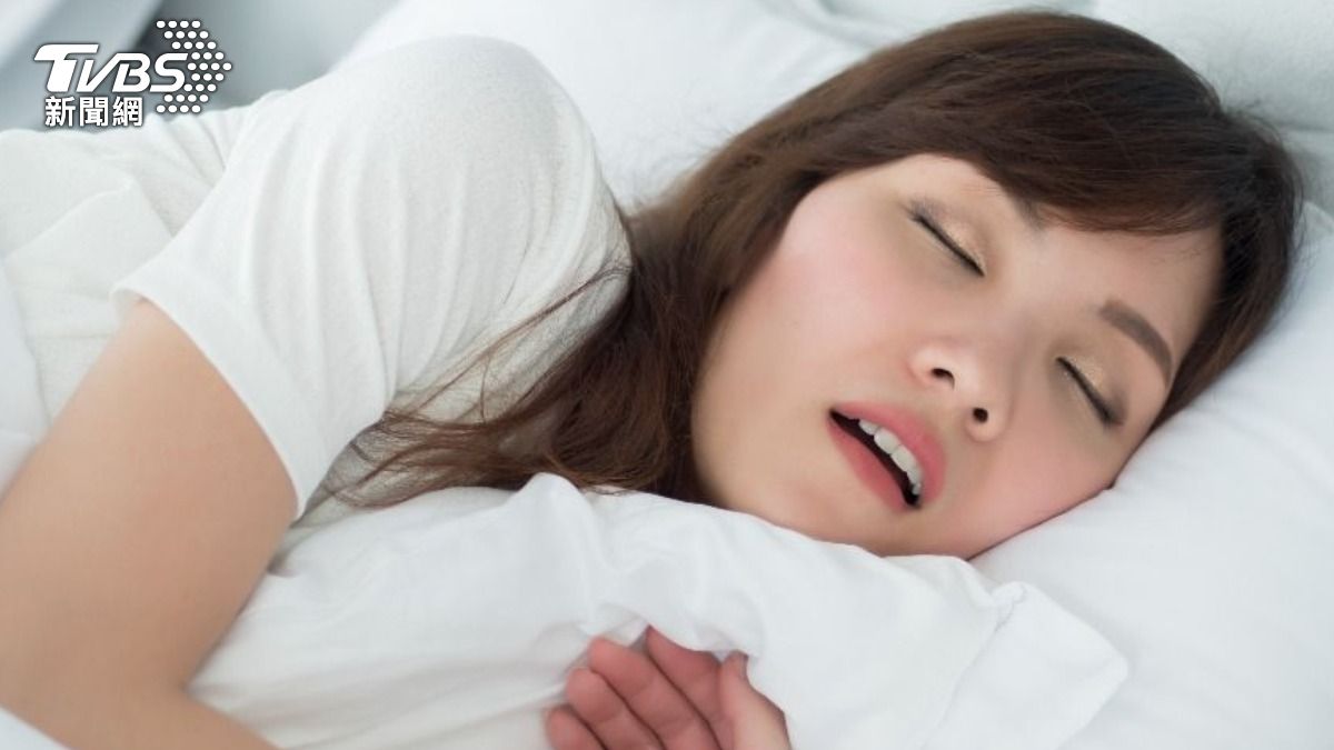 妹子睡覺打呼「改睡沙發就靜悄悄」！醫：問題不在床