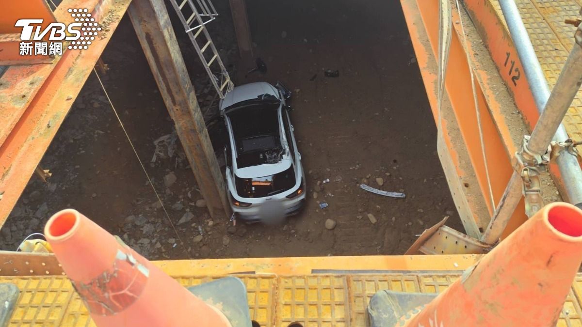 快訊／才從賣場轉出！轎車墜8米捷運施工坑洞　桃園女奇蹟生還