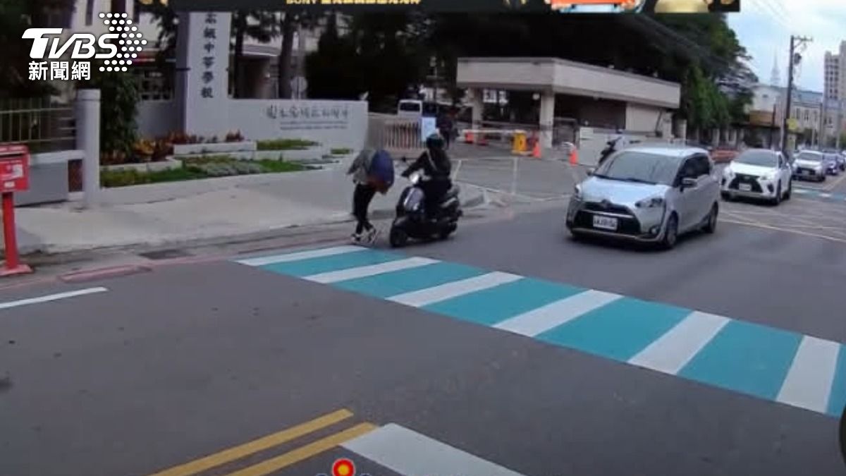 學童斑馬線險撞機車！新竹三校密集路段　家長籲設號誌保安全