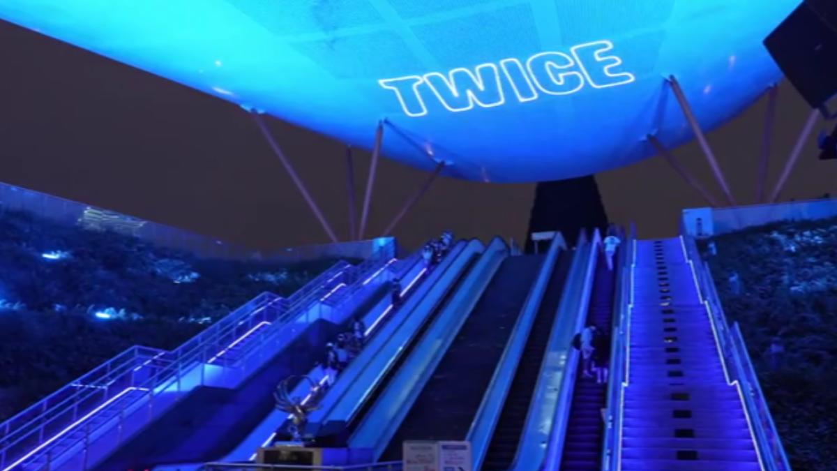 TWICE「獻聲」高雄捷運甜喊：等等見　茶館推「星光藍珍奶」粉絲免費換