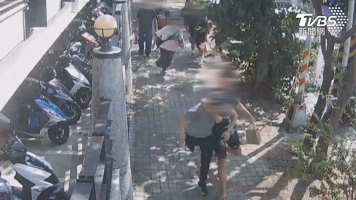 獨／勸阻不要抽菸！　博士生「錄影＋拔菸」　反遭勒脖慘摔