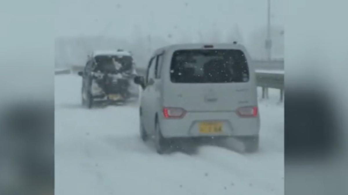 北海道大雪！ 台人旅遊自駕路滑　腳陷雪堆