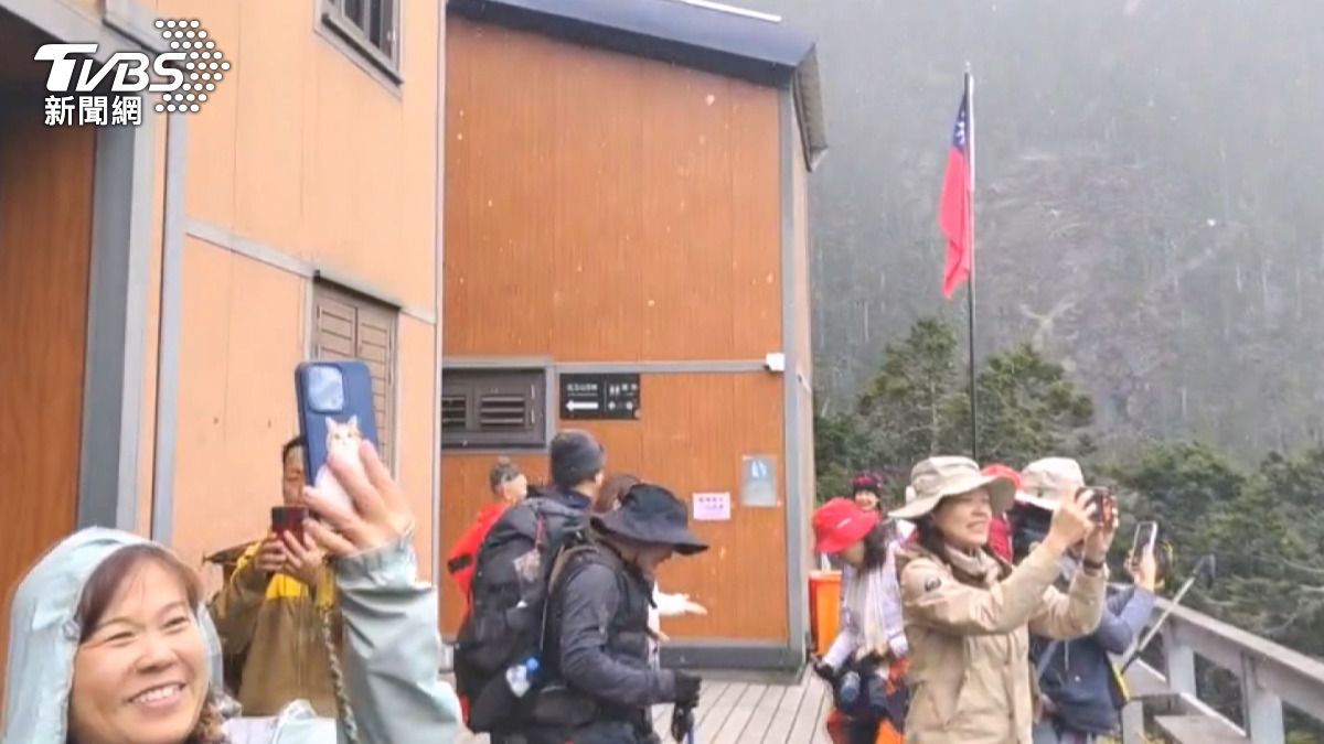 玉山初雪！「飄落點點雪花」10分鐘奇景　登山客嗨翻了