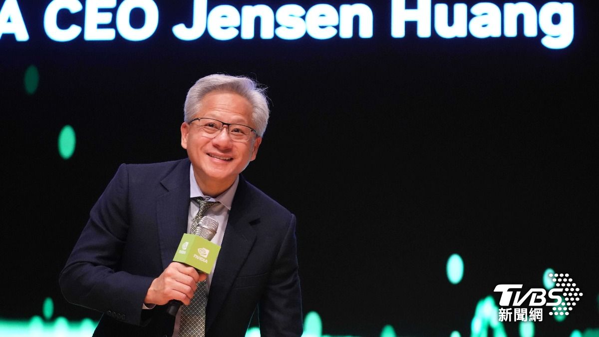 輝達救股市!財報亮眼 駁AI泡沫 馬斯克預言脫貧靠AI