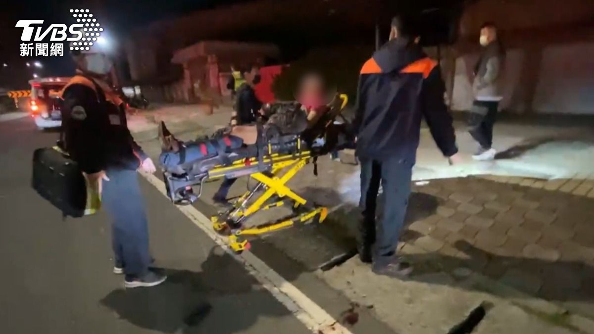 疑似超車釀禍！　外送員「頭部流血」安全帽被撞飛