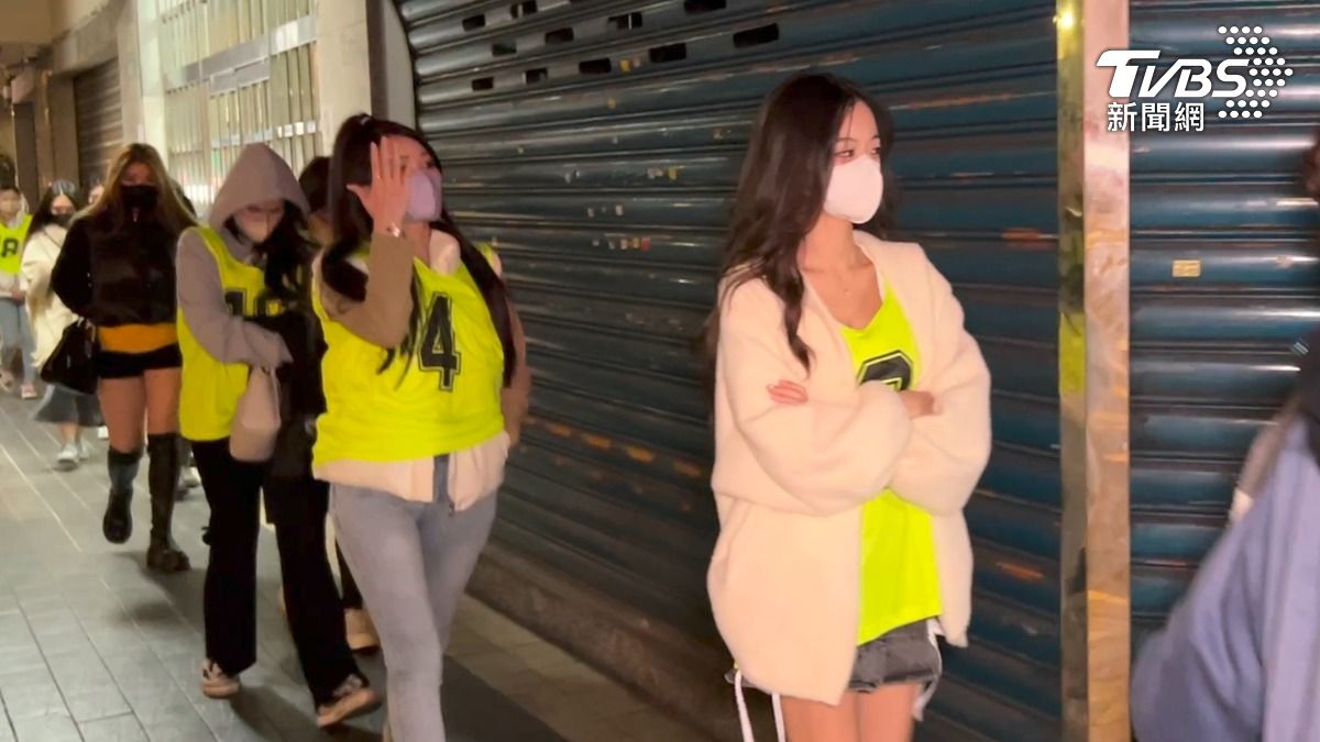 刷一整排短裙！中山警破獲大型賭場　查扣賭資逾百萬、逮62人