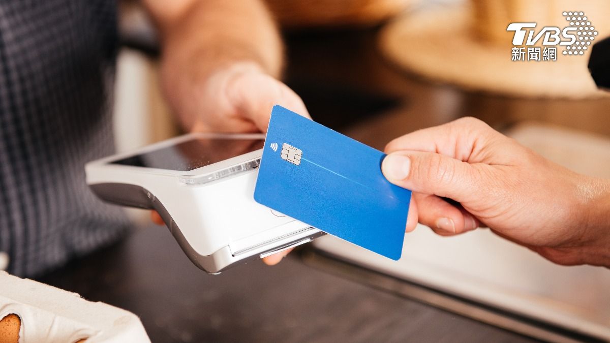 出國刷卡注意！達人曝1陷阱鍵恐噴18%手續費　海外回饋也沒了