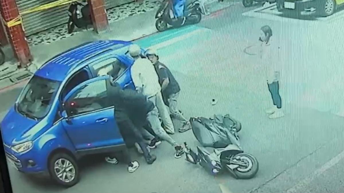 西定國小前險釀悲劇！30歲男捲車底　眾人合力抬車救出機車騎士