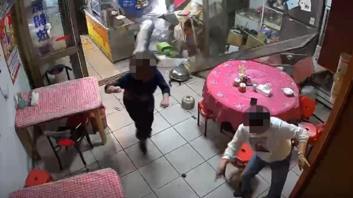 恐怖追撞！小貨車遭聯結車「撞進小吃店」　2婦與死神擦肩