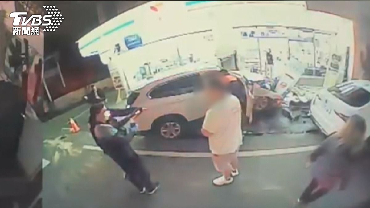 「等紅燈」直擊飛來橫禍!行人被撞腦出血.骨折