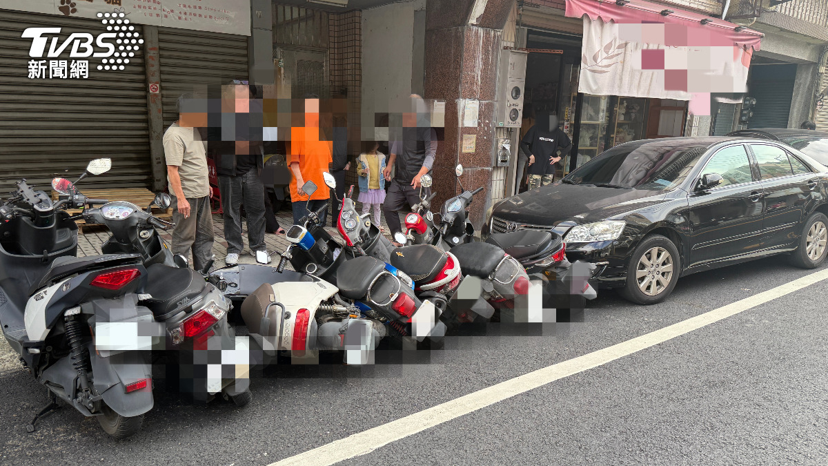 有片／中壢男駕駛暴衝「橫掃路邊9車」　69歲婦遭撞飛卡車底