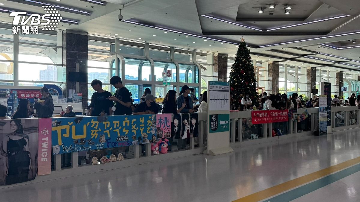 直擊／上百粉絲高雄接駕TWICE！　玉澤演繁中發文「歡迎來臺」