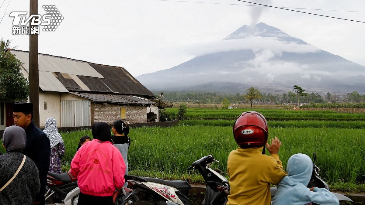 印尼塞梅魯火山一天噴10次! 居民下半身皮被燙掉