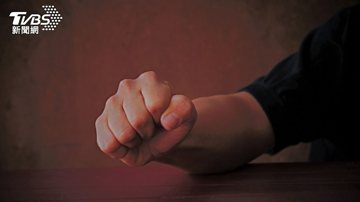 上班偷睡被「抓耙子」告密…他4天2度遭保全扁！文件夾也淪凶器