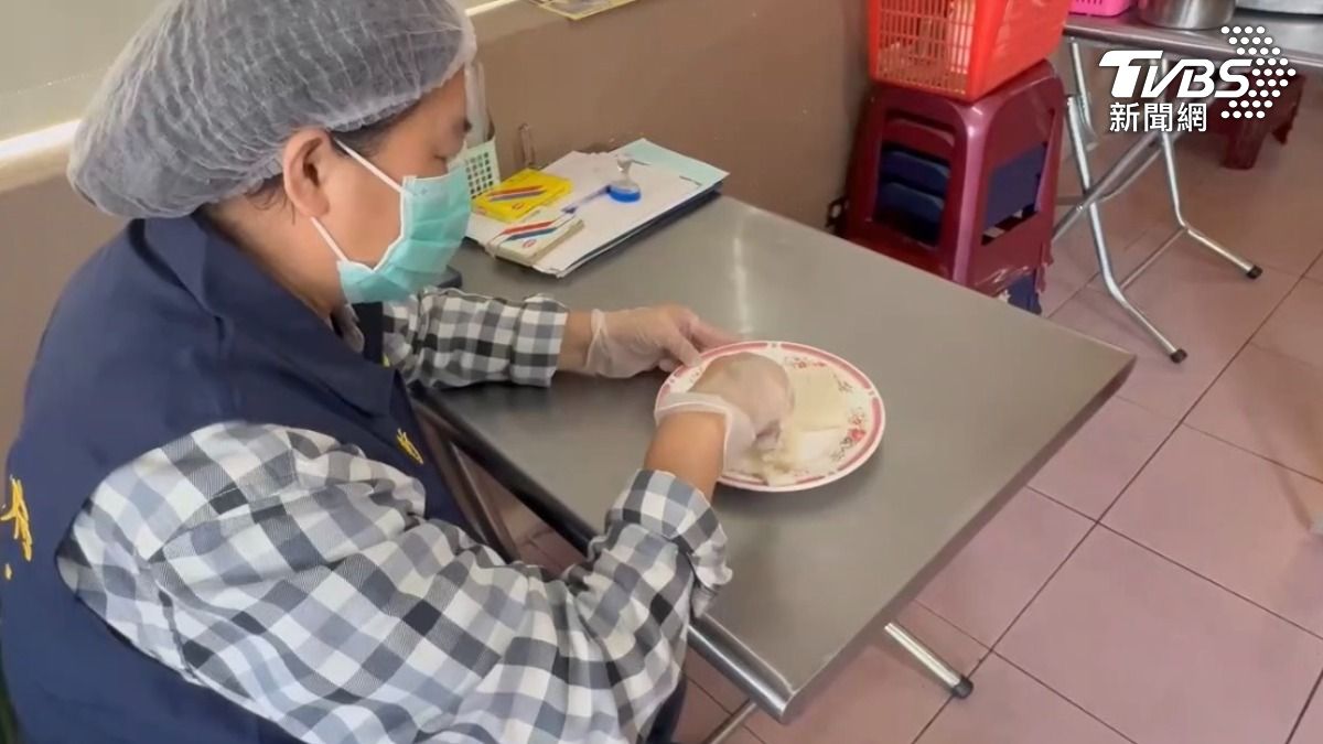 恐怖加菜？吃菜頭粿吐出「玻璃碎物」　店家稱小孩玩耍誤丟