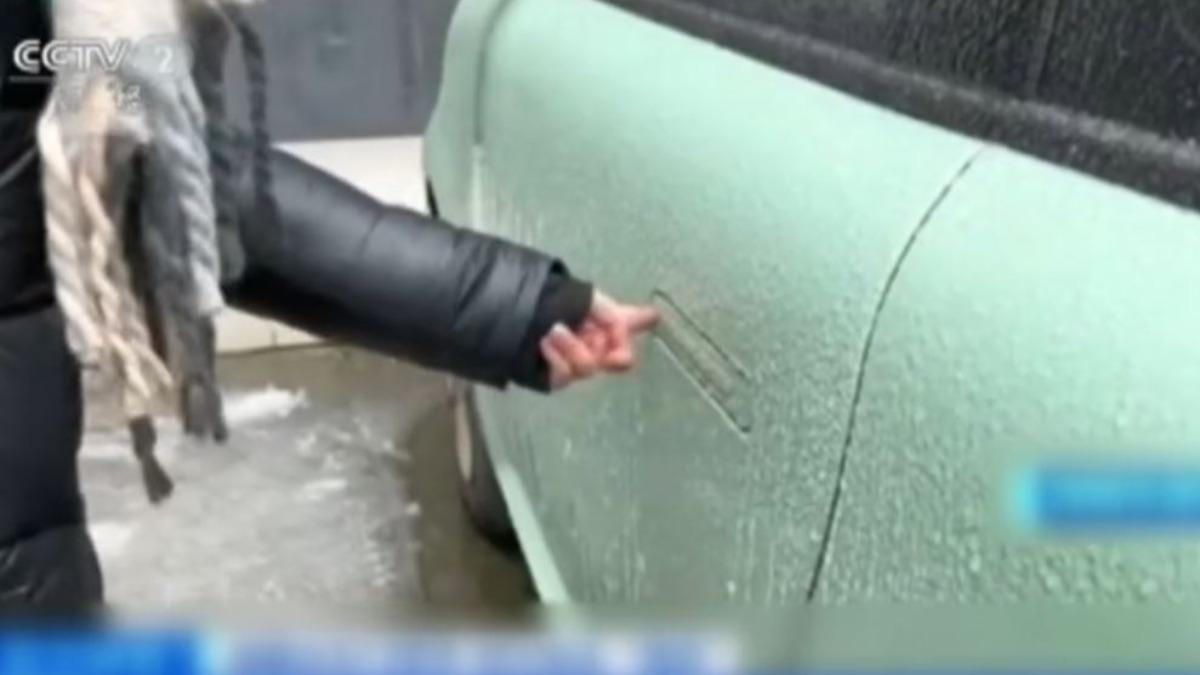 隱藏式門把手凍結卡死!電動車主冬季急跳腳 緊急情況恐釀災