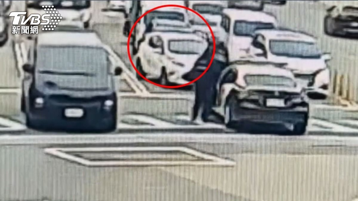 紅燈竟睡死!男手握「喪屍煙」堵路 驚醒後一臉茫然