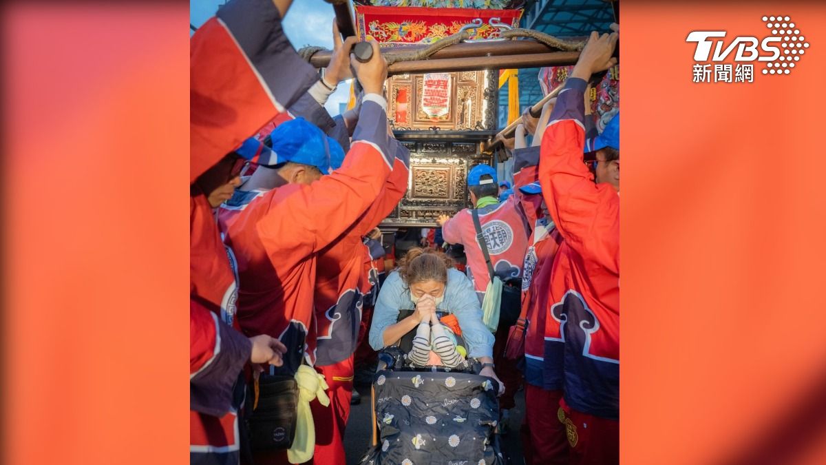 睽違109年！　北港媽首度南巡破例讓腦麻兒鑽轎