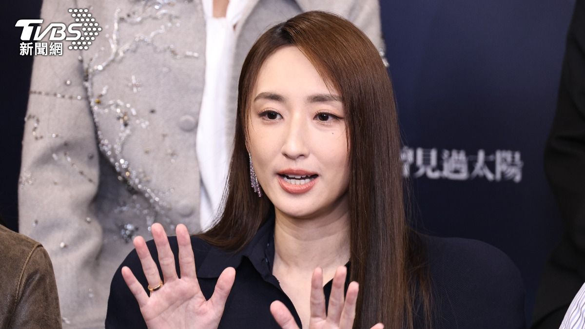 坤達爆閃兵遭求刑　柯佳嬿首露面「拉曾敬驊檔槍」回應笑翻全場