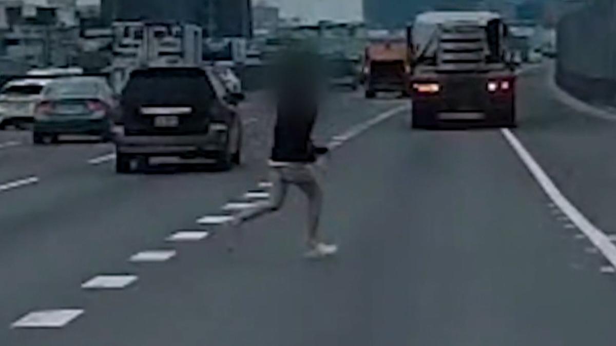 通緝移工棄車逃逸、3大車追撞慘烈 國道高雄段「撞」況多