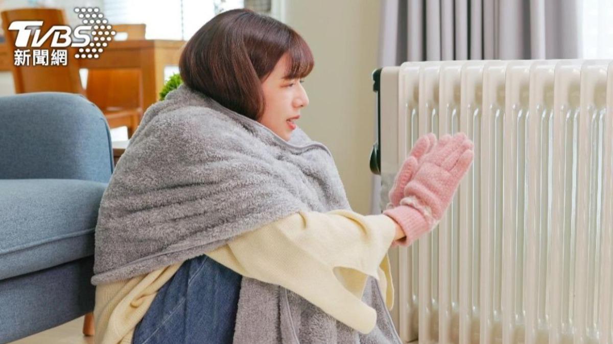 手腳冰冷是警訊!中醫揭氣血虛弱 靠「穴位貼+補茶」改善