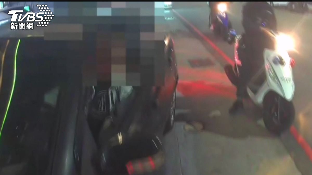 毒駕男遭唾液快篩揪出！「邊開車邊滑手機」被攔查　車內藏K他命