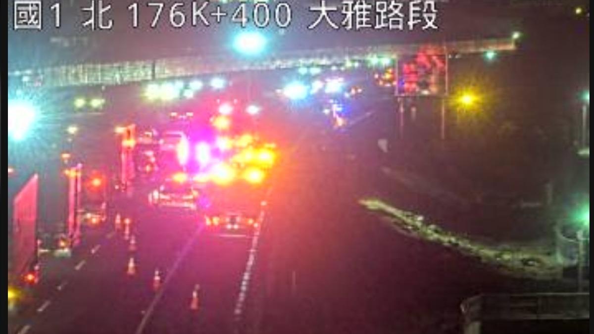 快訊／國一暗夜死亡車禍！轎車台中大雅段自撞　副駕噴飛邊坡慘死