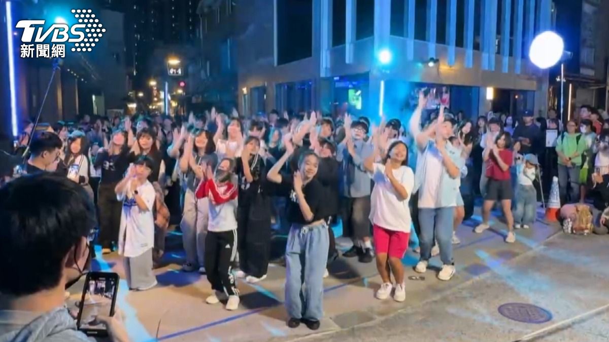 粉絲瘋隨播即跳！TWICE高雄開唱前夕　玉竹商圈掀熱潮