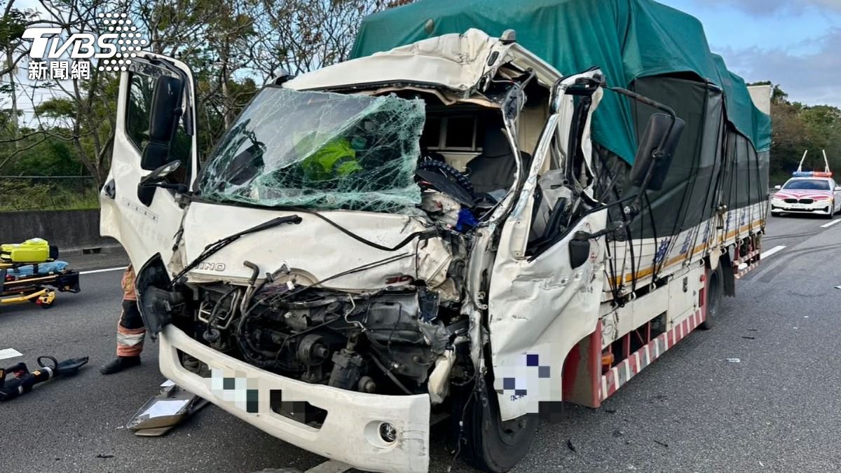 國1新竹路段輪胎突飛脫！4車撞成一團　貨車司機卡車內喪命