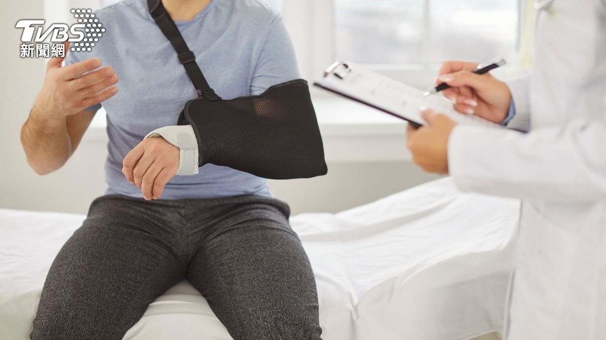 重傷不屈！46歲男腦出血＋右手骨折　努力康復「重回職場」