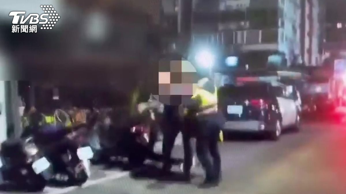 爛醉男無故折警車天線　遭制止還揮拳毆警