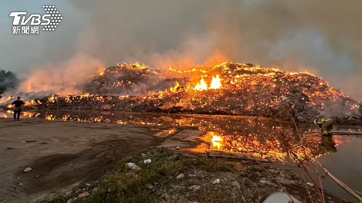 台南廢棄物山大火「燒到天亮」！驚人畫面曝　恐延燒一周