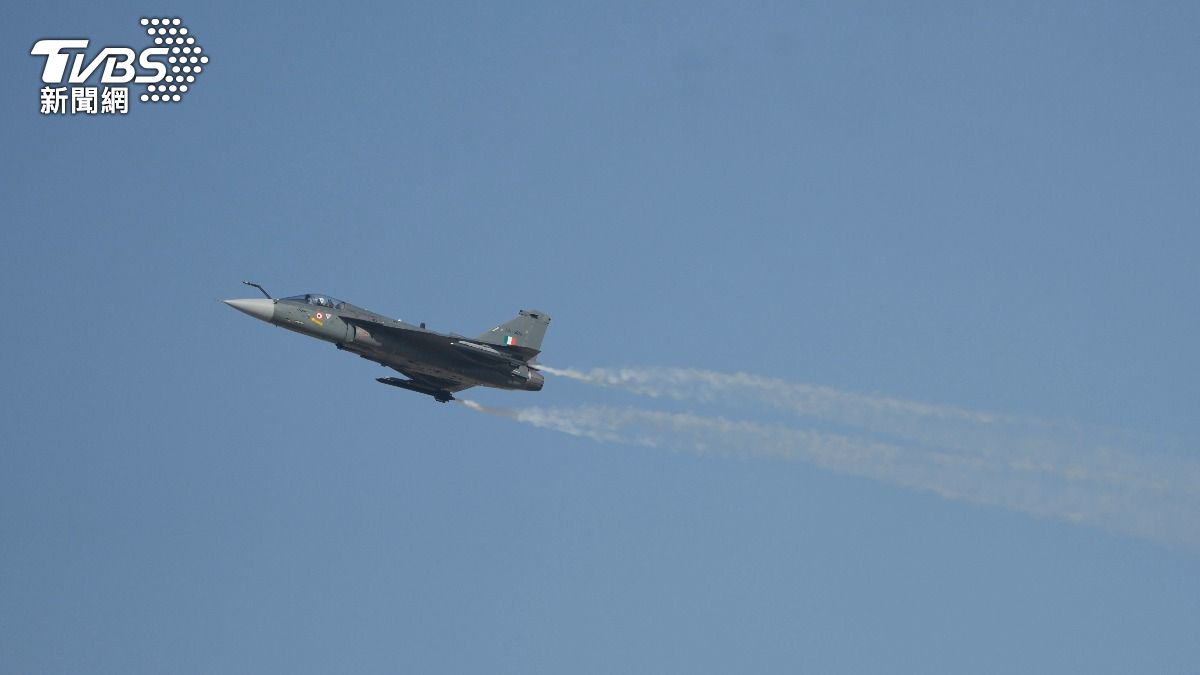 杜拜航展墜機意外！　印度國產「光輝戰機」　表演時突失動力